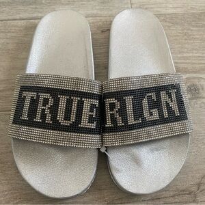 True Religion Meyer Bling Women’s Silver Black Slides Slippers Sandal Size 7